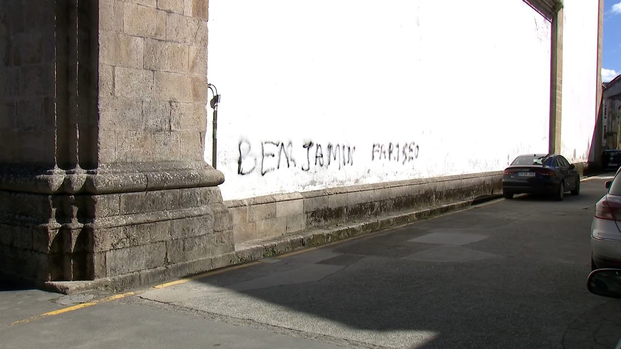 A pintada na fachada da igrexa