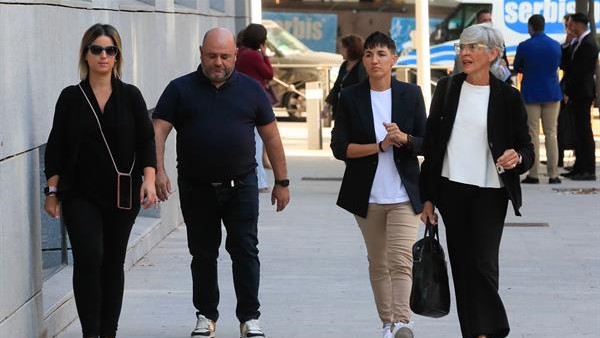 Olga Tabau (d), a avogada de Luis Rubiales, a súa chegada ao xulgado (EFE/ Fernando Alvarado)