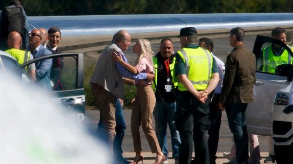 Xoán Carlos saúda tras aterrar no aeroporto de Peinador (EFE/Salvador Sas)