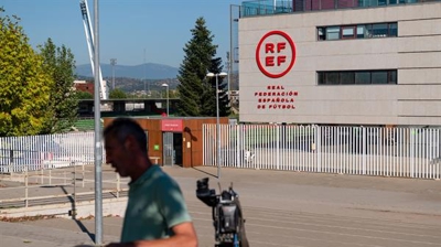 A Garda Civil rexistra oficinas do Comité Técnico de Árbitros na sede RFEF (EFE/ Fernando Villar)