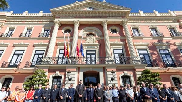 Minuto de silencio na comunidade de Murcia. (EFE/Marcial Guillén)