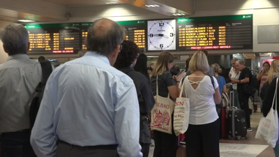 Caos de viaxeiros na estación madrileña de Chamartín en plena ponte do Pilar