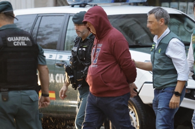 O detido acompañado por axentes da Garda Civil. Foto EFE/Kiko Delgado