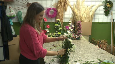 Noelia Sías creando un arranxo floral especial para colocar nun nicho por Defuntos