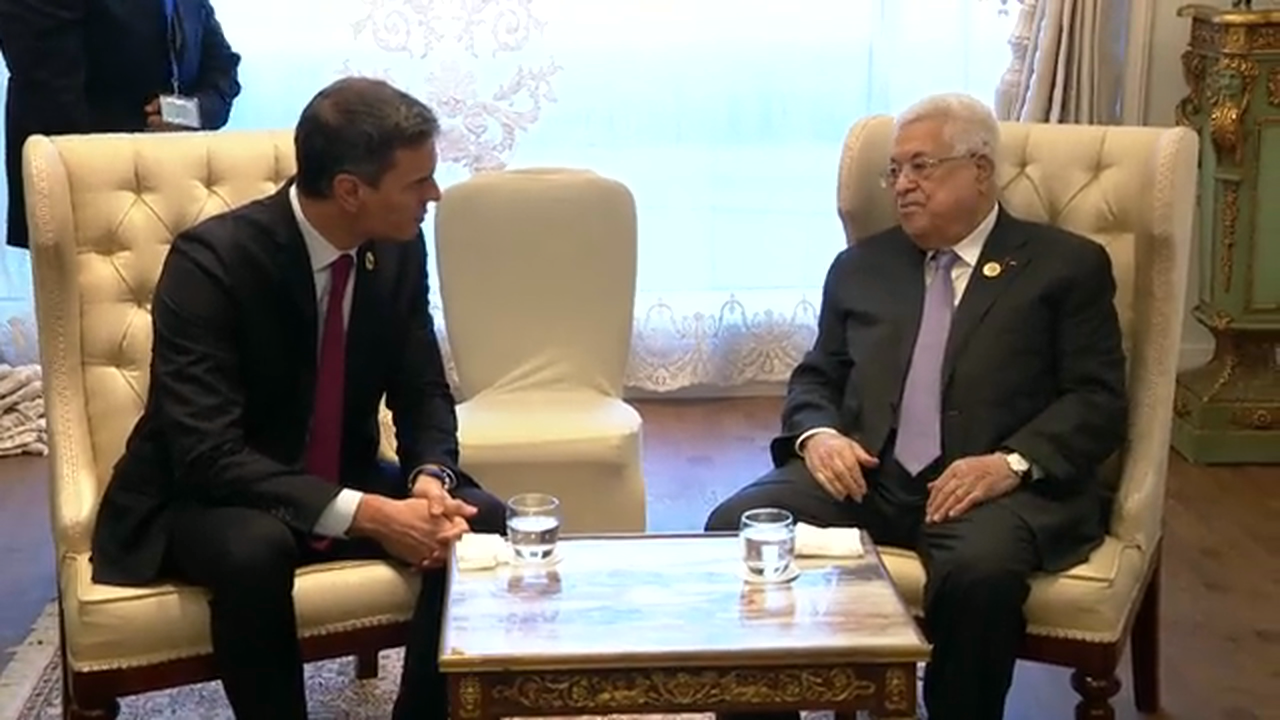 Pedro Sánchez co presidente da Autoridade Nacional Palestina, Mahmud Abbas, durante a xira pola rexión do presidente español