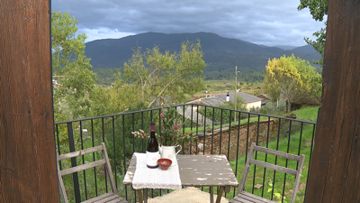 Terraza do restaurante Cova da Xabreira, no concello ourensán de Larouco