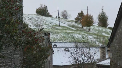 A montaña do Cebreiro amenceu este xoves coas primeiras neves da temporada