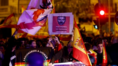 Manifestantes diante da sede socialista en Ferraz. EFE/Rodrigo Jiménez