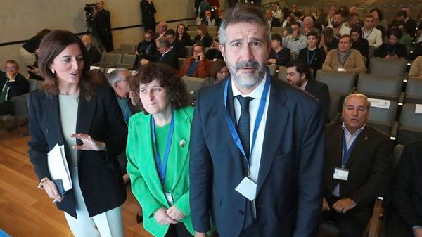 O presidente da FEGAMP, Alberto Varela; a alcadesa de Santiago, Goretti Sanmartín e a directora xeral da Administración Pública da Xunta, Natalia Prieto inaugurando a XI Asamblea da FEGAMP onde se renovarán os seu órganos de dirección (EFE/Xoán Rey)