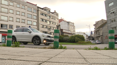 Imaxe da beirarrúa da rotonda de Poio onde caeu o motorista debido ao golpe dun coche este martes