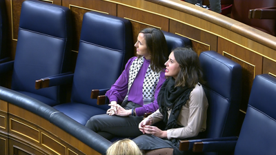 Ione Belarra e Irene montero conversan no Congreso