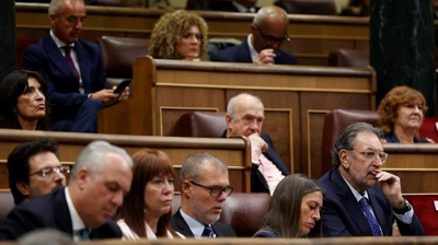 Os deputados de Junts (de esquerda a dereita) Isidre Gavin, Josep Maria Cervera, Marta Madrenas i Mir, Josep Maria Cruset e Míriam ogueras, xunto ao senador da formación, Josep LLuis Cleires escoitan a intervención do líder socialista na primeira sesión do debate de investidura (EFE/Javier Lizón)