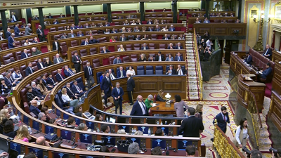 Os deputados de Vox abandonan o pleno tras a intervención de Abascal