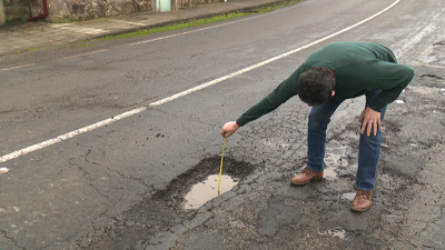 Imaxe deste xoves dunha das fochancas máis fondas en tramo curvo da AC-414 ao paso por Xoane, Carballo