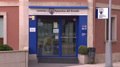 Fachada da administración atracada, no centro de Catoira