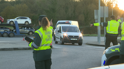 A Garda Civil controla a documentación e a colocación da carga nas furgonetas