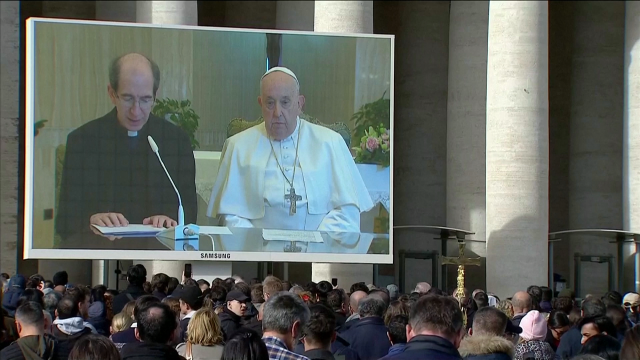 O papa Francisco é proxectado nunha pantalla colocada na praza de San Pedro mentres reza o Ángelus dende o altar (EFE)