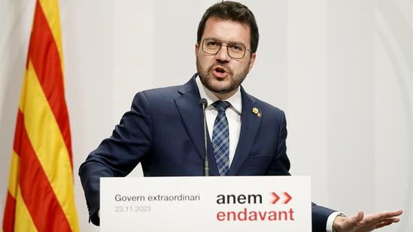 O presidente da Generalitat, Pere Aragonés, durante unha conferencia de prensa ofrecida tras a reunión extraordinaria do Govern (do 23 de novembro) para acelerar a concreción dos acordos entre ERC e PSOE para a investidura de Pedro Sánchez (EFE/Andreu Dalmau)