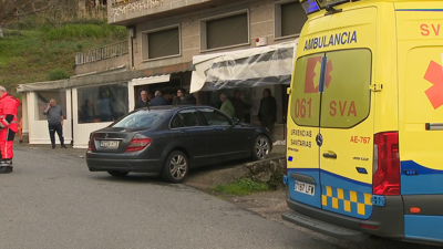 O coche bateu contra a terraza dun bar