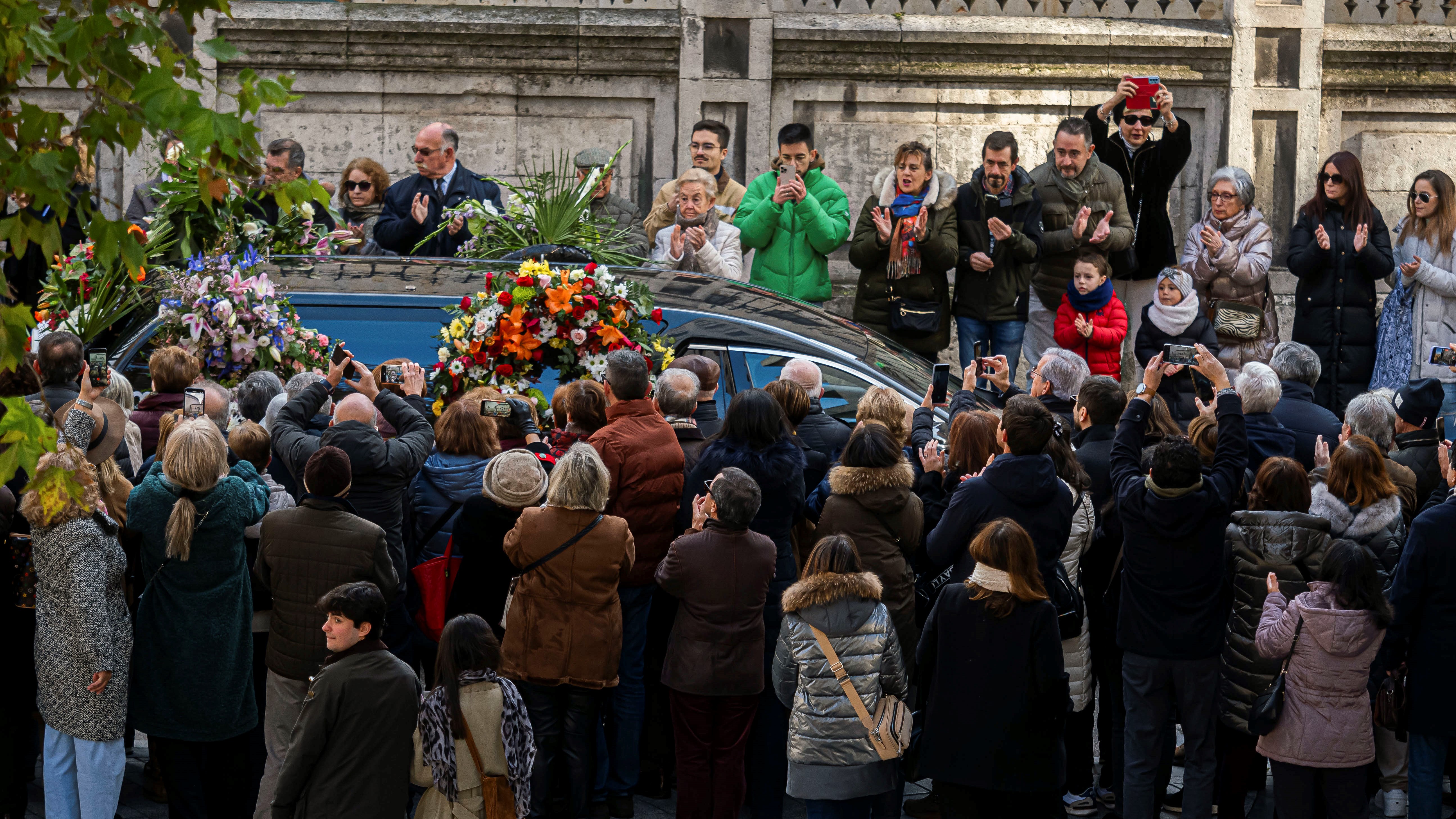 Paso do coche fúnebre camiño da catedral de Valladolid. EFE/R. García