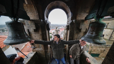 Os campaneiros Alejandro, da parroquia de Pantiñobre, e Lorenzo de Fene. EFE/Lavandeira jr