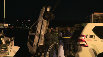 Momento no que o guindastre retira o coche da auga