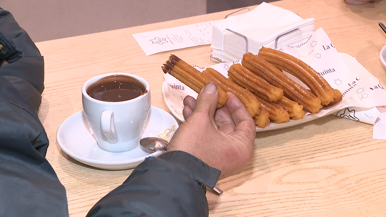 A maioría da xente opta pola receita básica; churros con azucre e chocolate