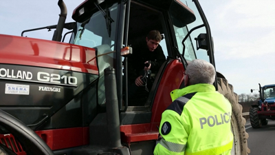 Os agricultores franceses aínda dificultan o tránsito en ducias de lugares