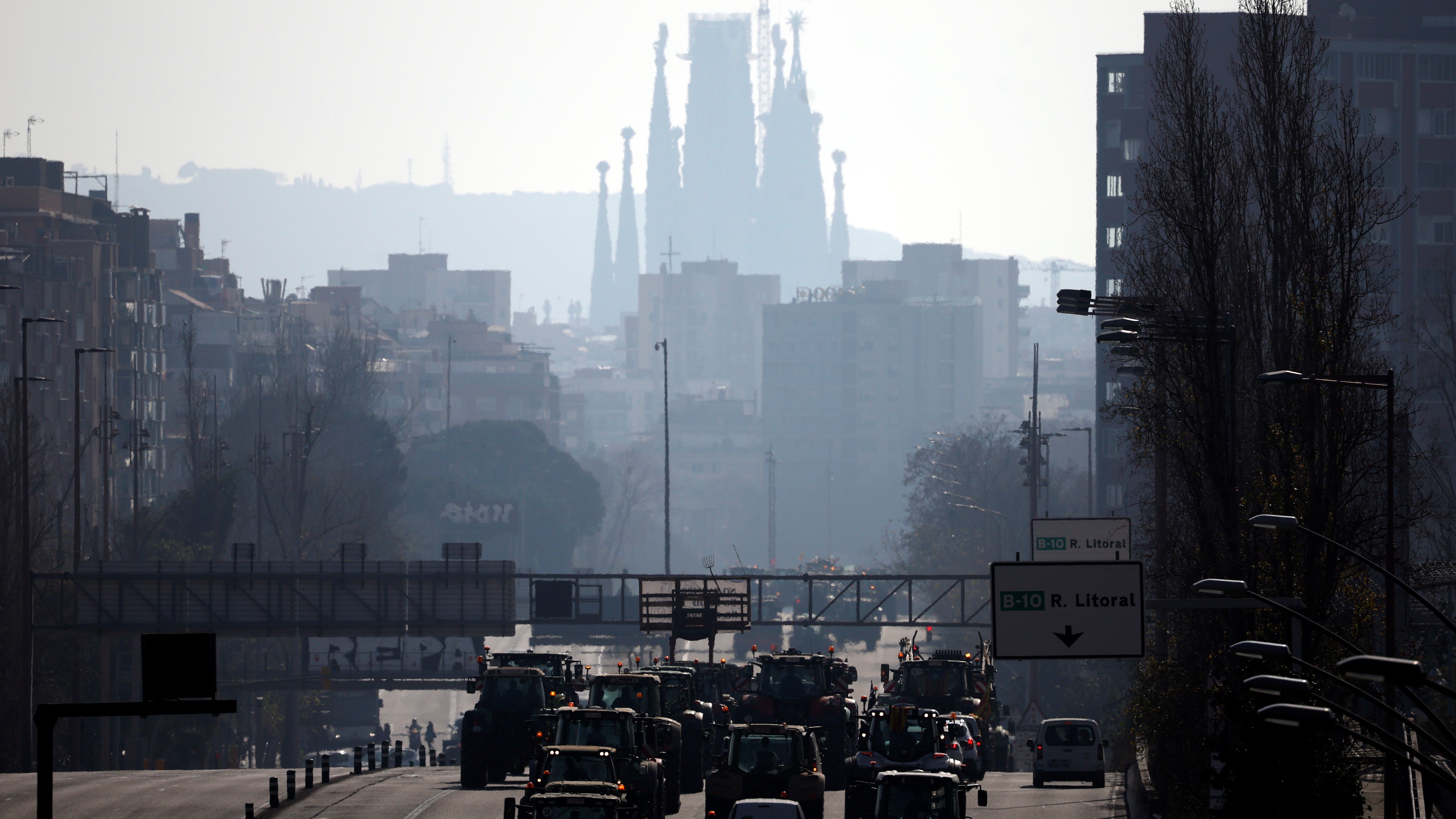 Columna de tractores entrando en Barcelona (EFE/Alberto Estévez)