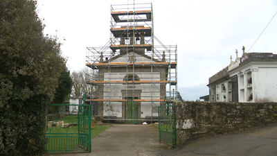 Imaxe deste mércores da igrexa de San Martiño de Orto, en Abegondo, cos andamios preparados para reconstruír o campanario