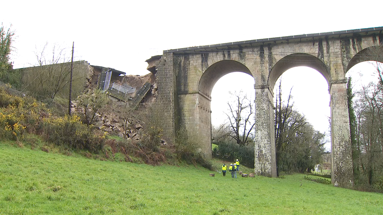 Ponte derrubada en Xunqueira de Espadanedo / Sinal en directo da A-6, en Pedrafita do Cebreiro