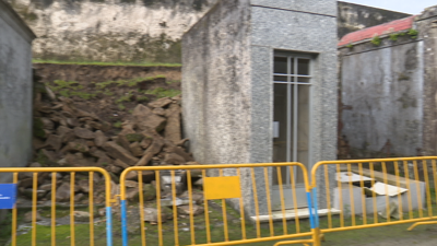 Imaxe deste mércores da zona valada para delimitar a área afectada polo derrubamento no cemiterio de Pontevedra