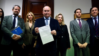 Miguel Tellado canda membros do Grupo Popular no Congreso (EFE/Javier Lizón)