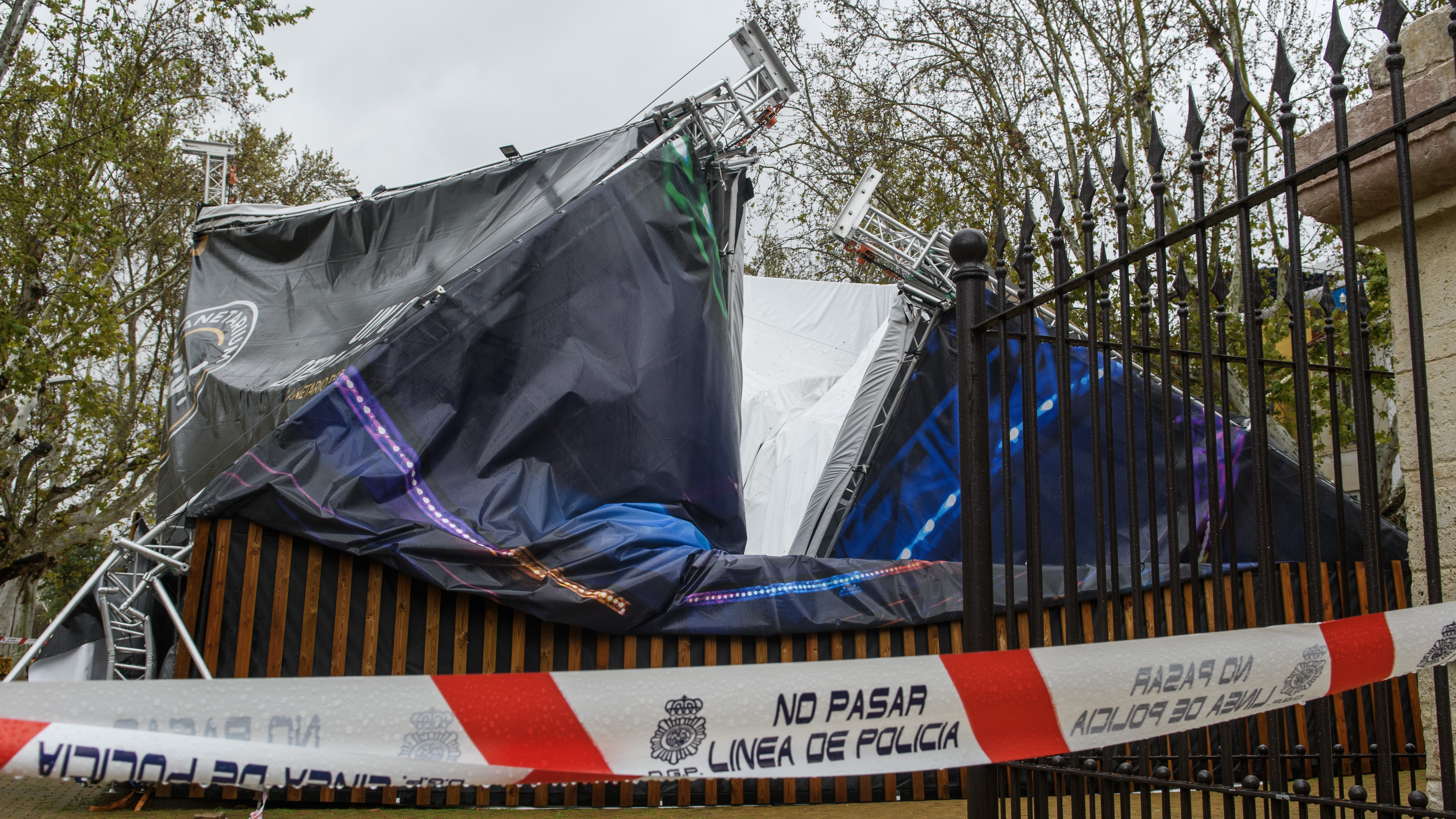 Estado en que quedou a carpa tras o seu derrubamento (EFE)