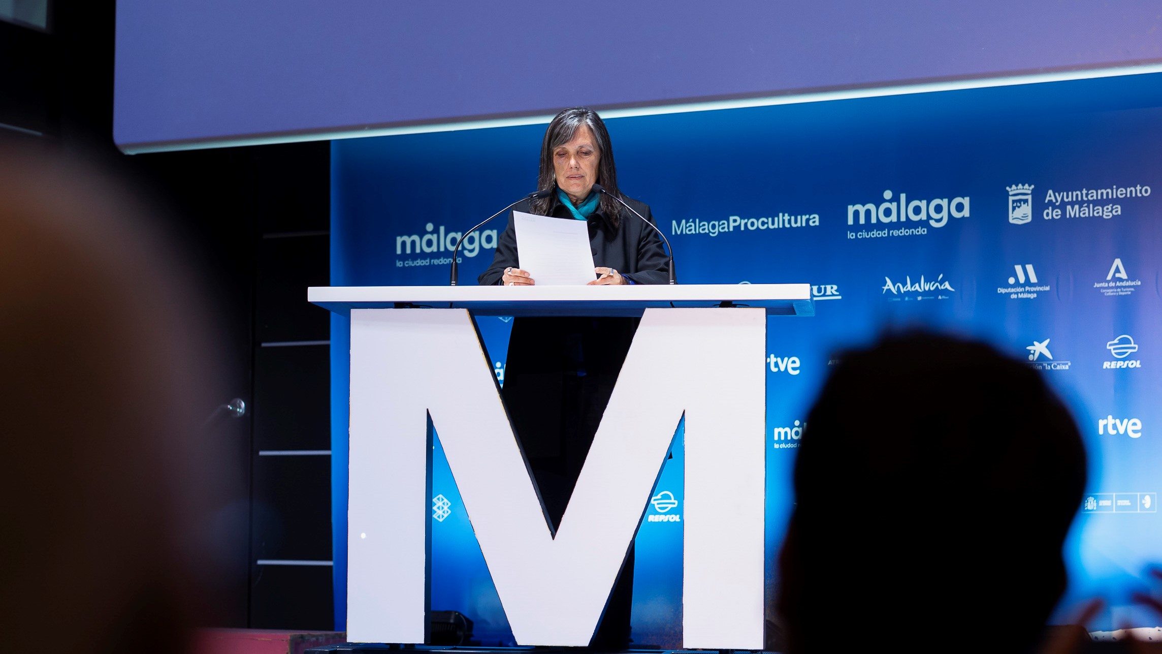 A presidenta do xurado, Claudia Piñeiro, durante a lectura do palmarés. EFE/Carlos Díaz