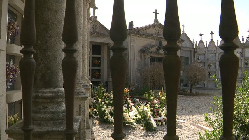 Flores na sepultura de Jéssica Méndez