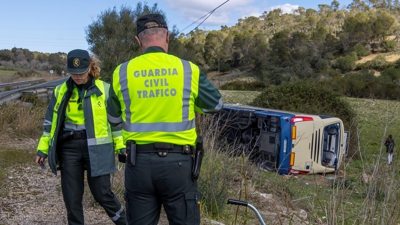 Gardas civís no lugar do accidente (EFE/Cati Cladera)