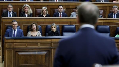 O presidente do PP, Alberto Núñez Feijóo (d, de costas), diríxese ao presidente do Goberno, Pedro Sánchez (e), durante a sesión de control ao Goberno celebrada este mércores no Congreso (EFE /Chema Moya)