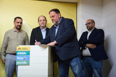 O presidente de Esquerra, Oriol Junqueras (2d), durante a firma do acordo de coalición Ahora Repúblicas para as eleccións europeas, este xoves na sede de ERC en Barcelona (Alberto Paredes / Europa Press)