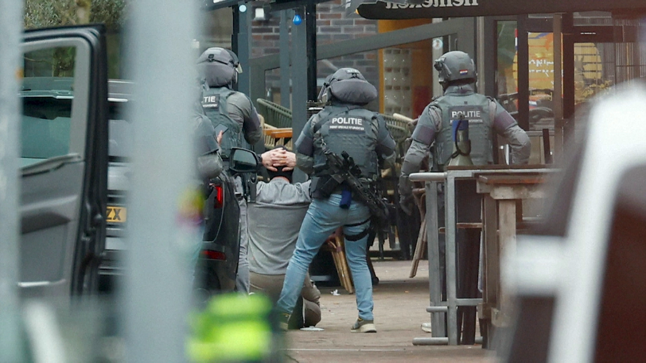 Un momento da detención do sospeitoso (Reuters)