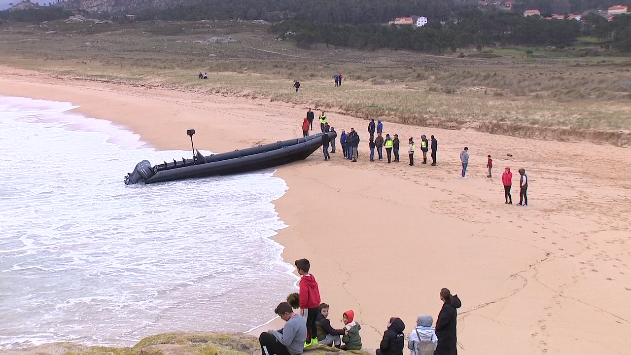 Unha das narcolanchas abandonadas en Ribeira