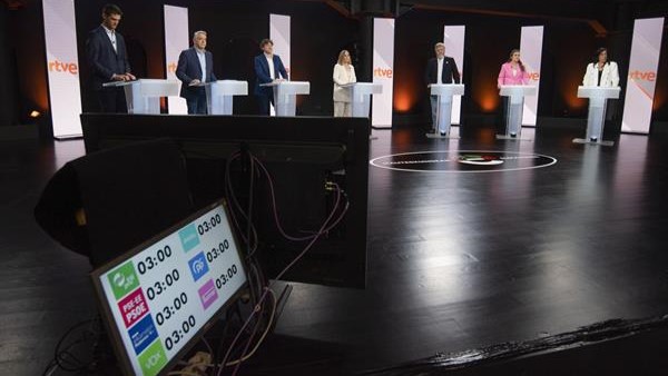 Cabezas de lista de diferentes provincias de EAJ-PNV, PP, PSE-EE, EH Bildu, Elkarrekin Podemos, Sumar Mugimendua e Vox participaron este martes no primeiro debate en televisión da campaña das eleccións vascas, organizado por RTVE País Vasco (EFE /Javier Zorrilla).