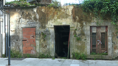 Fachada da casa ruinosa na rúa da Obra, en Sada, nunha imaxe deste xoves