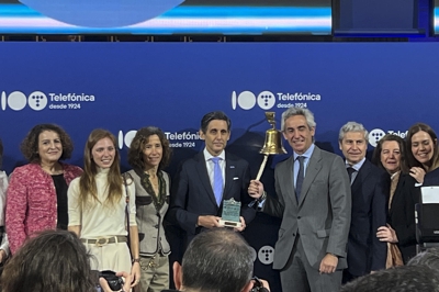 O presidente executivo de Telefónica, José María Álvarez-Pallete (4i), durante o toque de campá na Bolsa de Madrid para celebrar o centenario da compañía.  EFE/ Altea Tejido