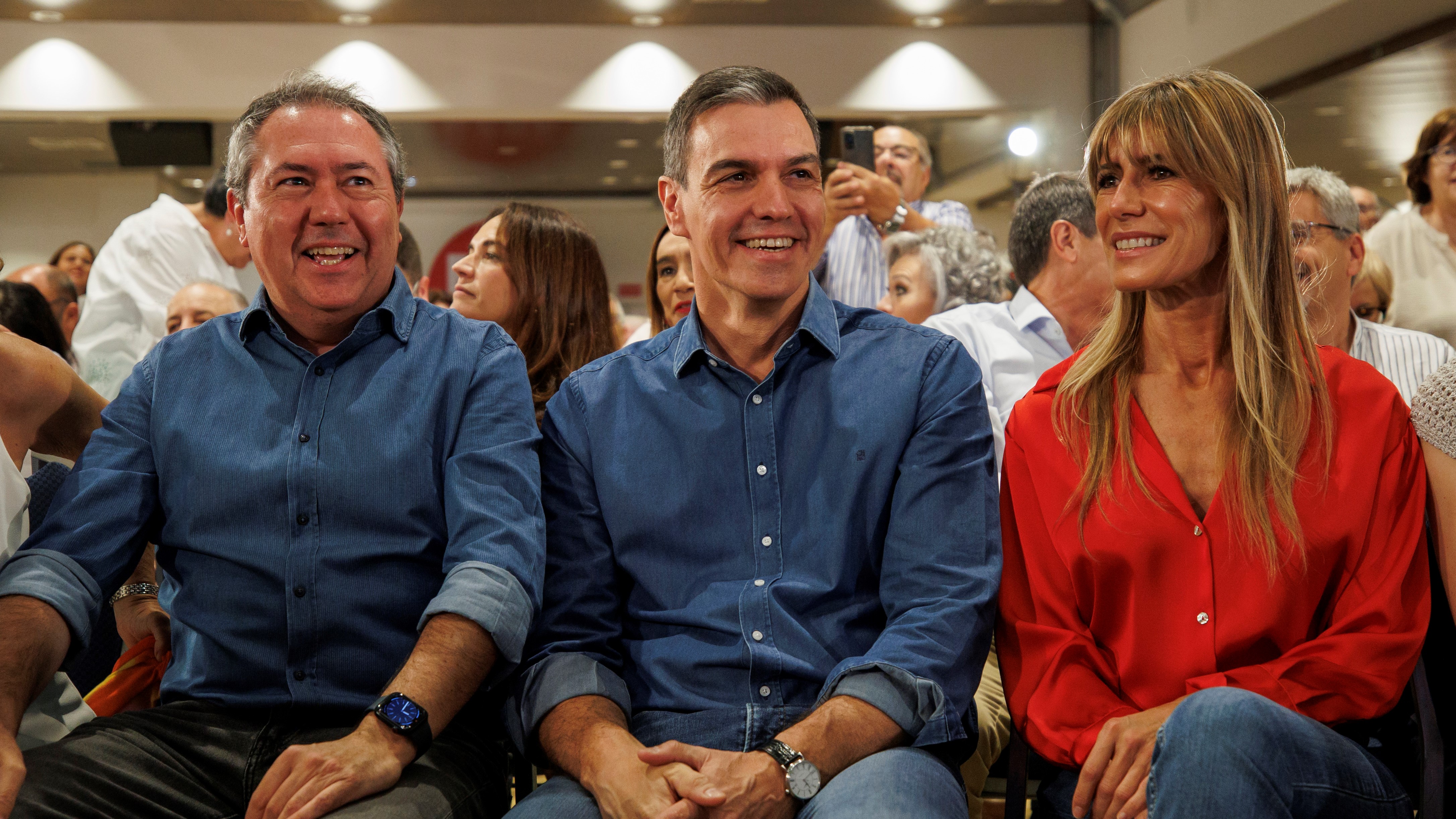 Pedro Sánchez nun acto canda a súa dona, Begoña Gómez (Europa Press/Álex Cámara)