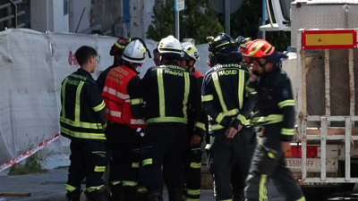 Bombeiros traballan no lugar do accidente