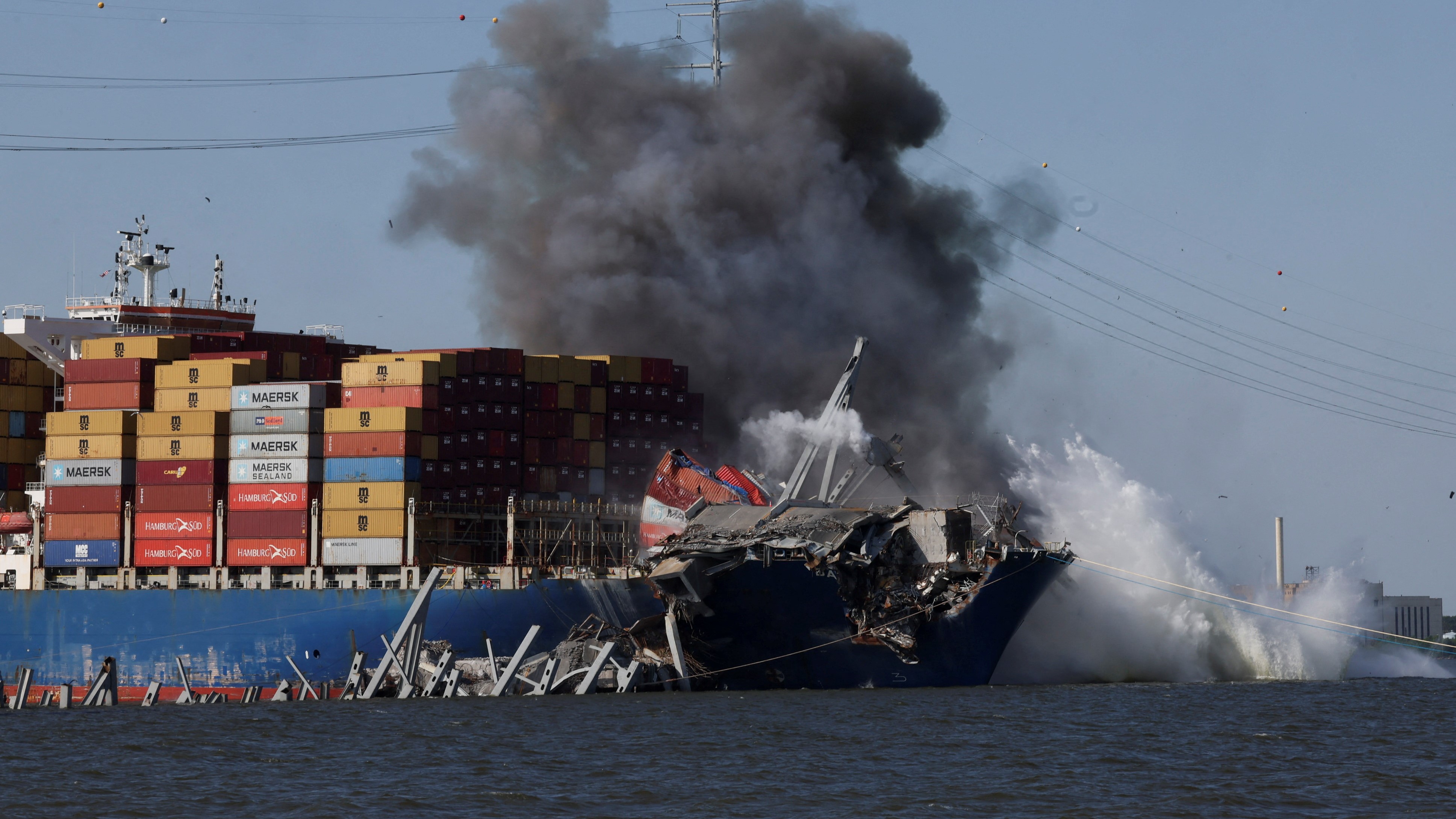 Momento da demolición da ponte (Reuters/Leah Millis)