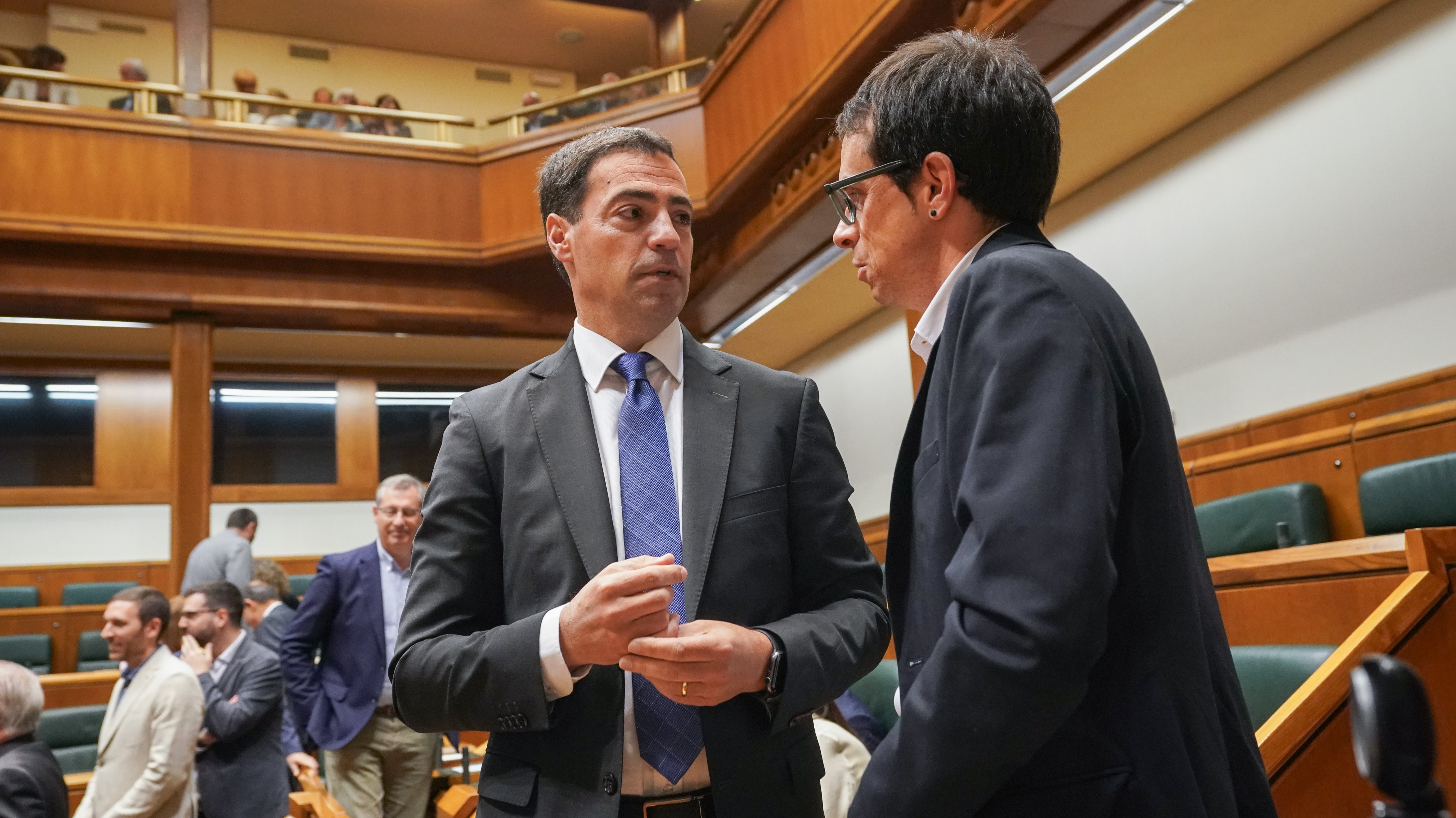 O candidato do PNV a lehendakari, Imanol Pradales, e o candidato de EH Bildu, Pello Otxandiano, durante a sesión constitutiva do Parlamento Vasco (Iñaki Berasaluce / Europa Press)