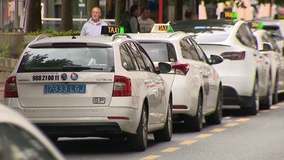 Parada de taxis na praza de San Lázaro, en Ourense