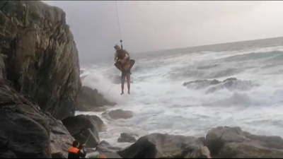 Imaxes do rescate na praia de Mar de Fóra, en Fisterra